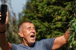 Babiš se urval ze řetězu. Objímal seniorky i mladé ženy z davu
